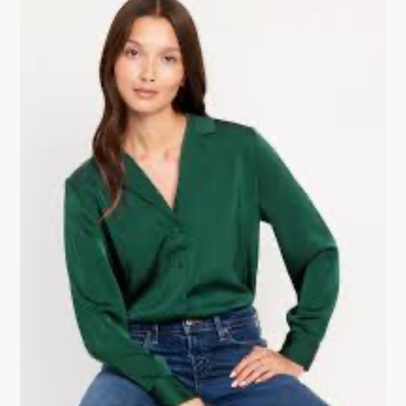 Old Navy Tops - NWOT Old Navy cropped satin blouse size XS